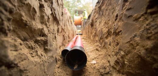 Netzanschlussportal: Offene Baugrube mit Rohrleitungen