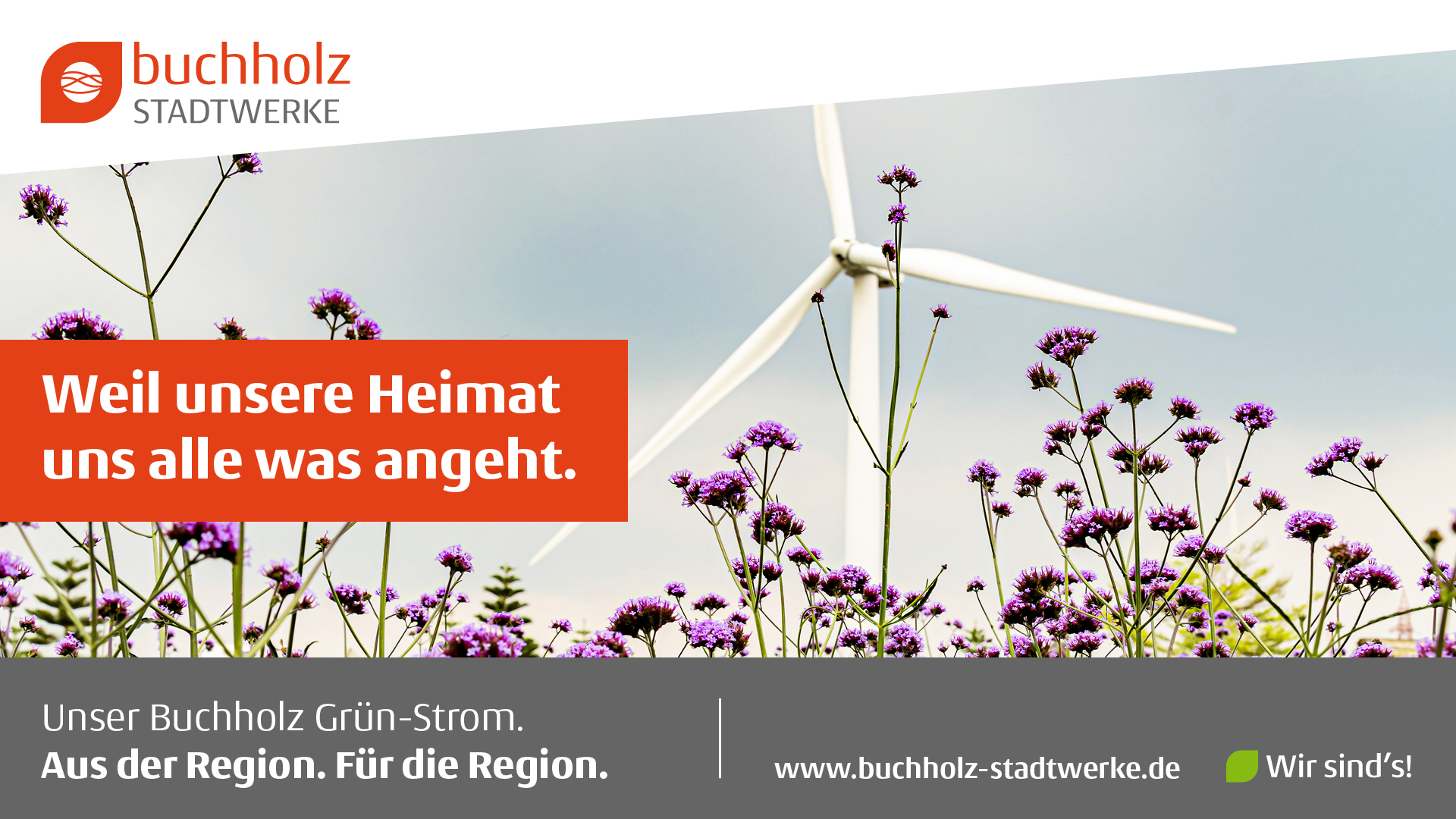 Ein Windrad und lila Blumen